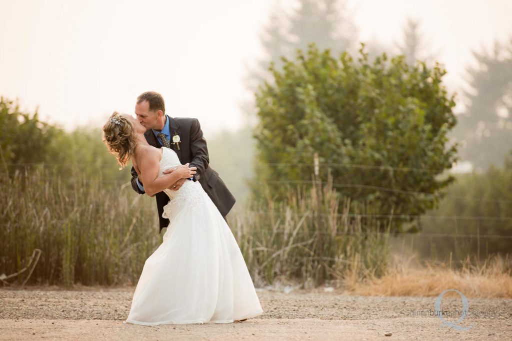 bride groom kiss