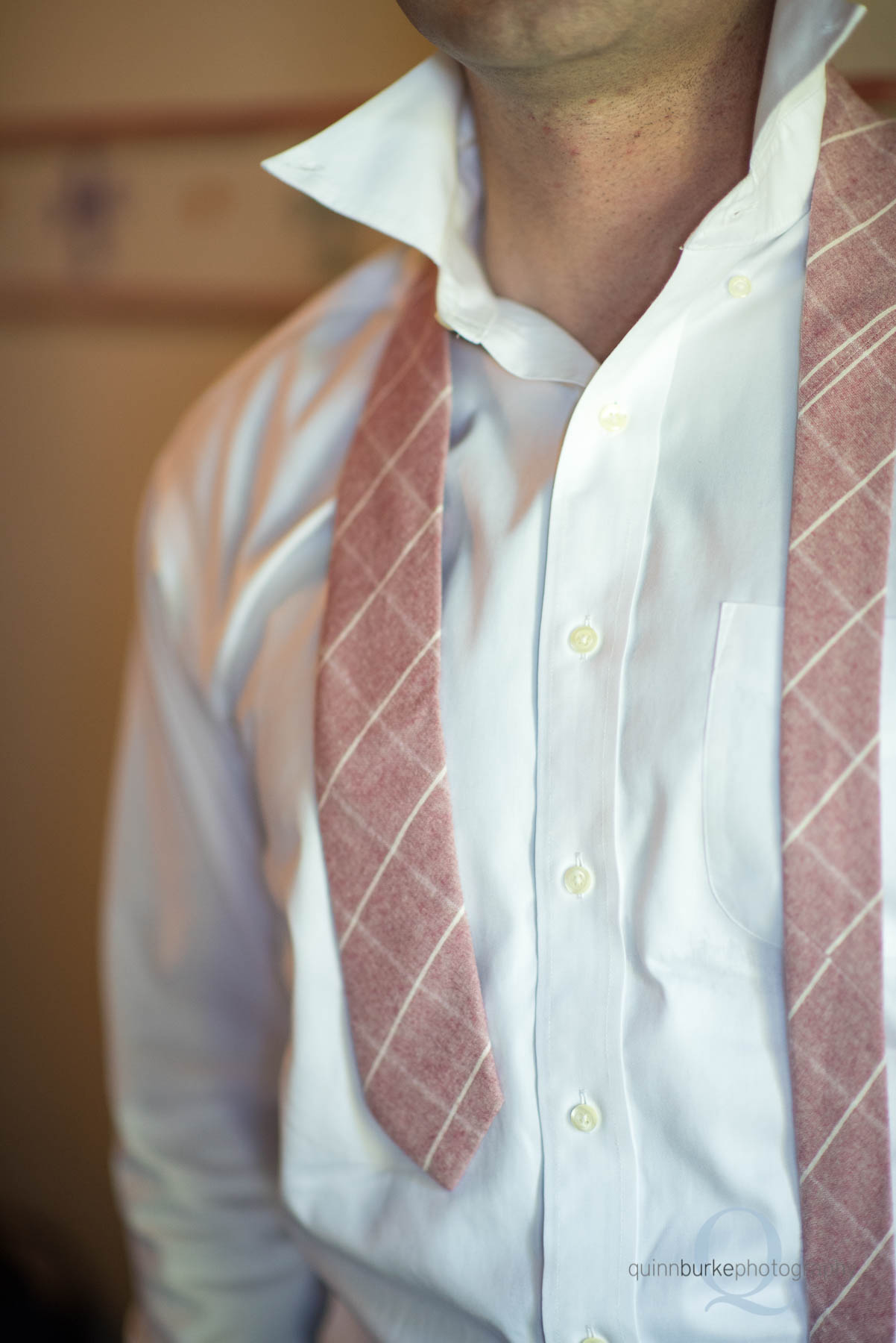 groom tie around neck wedding