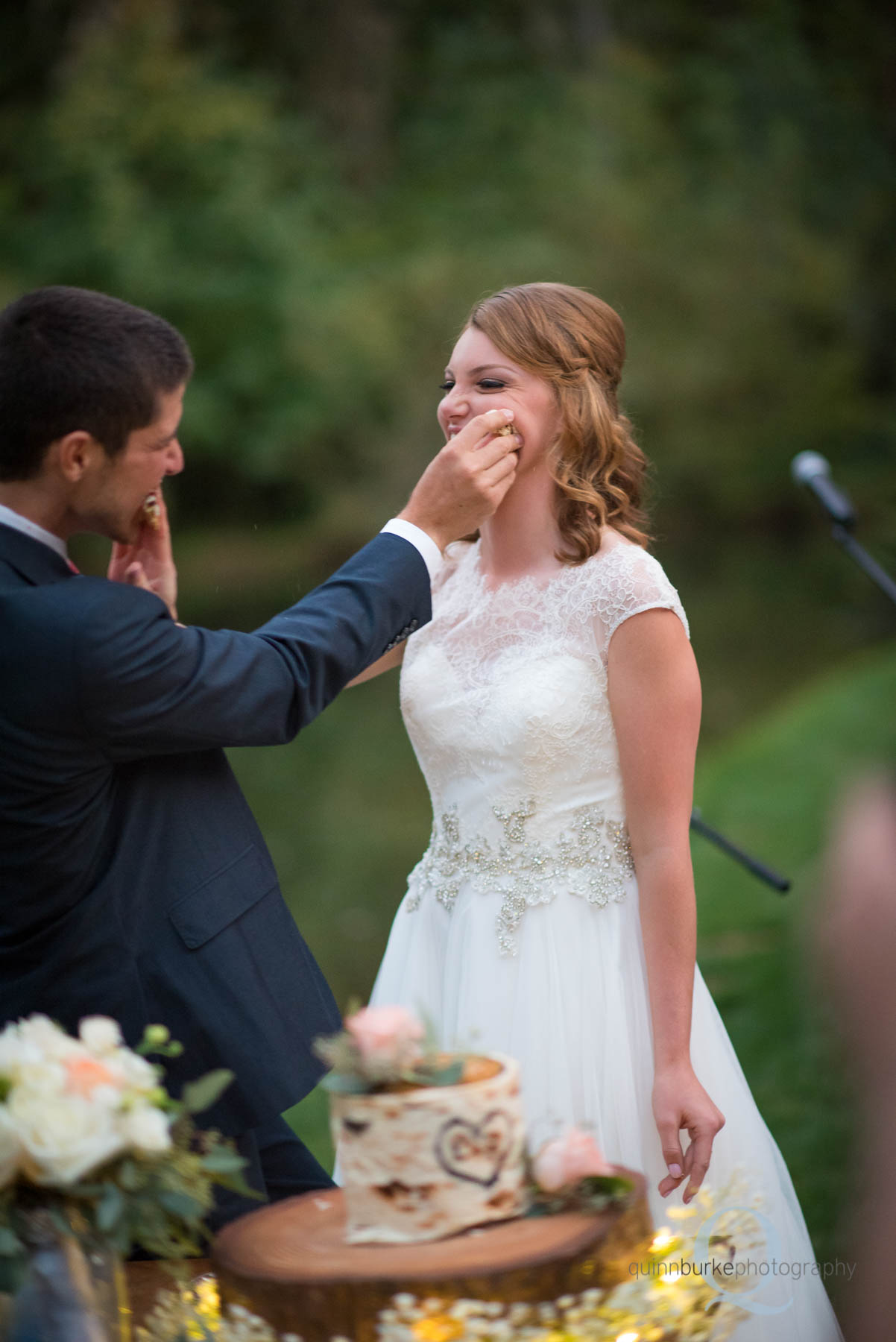 wedding cake cutting 