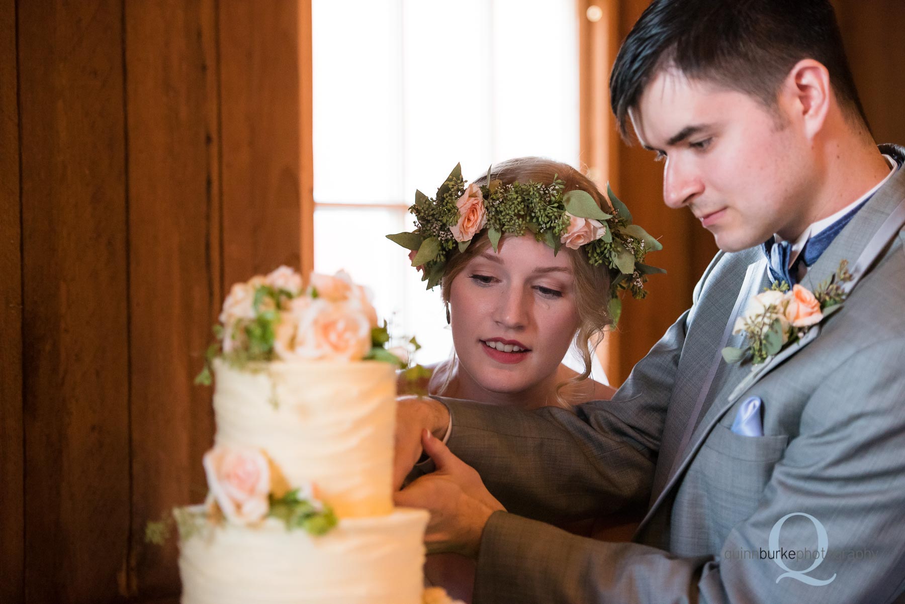 cake cutting oregon barn wedding Perryhill Farm