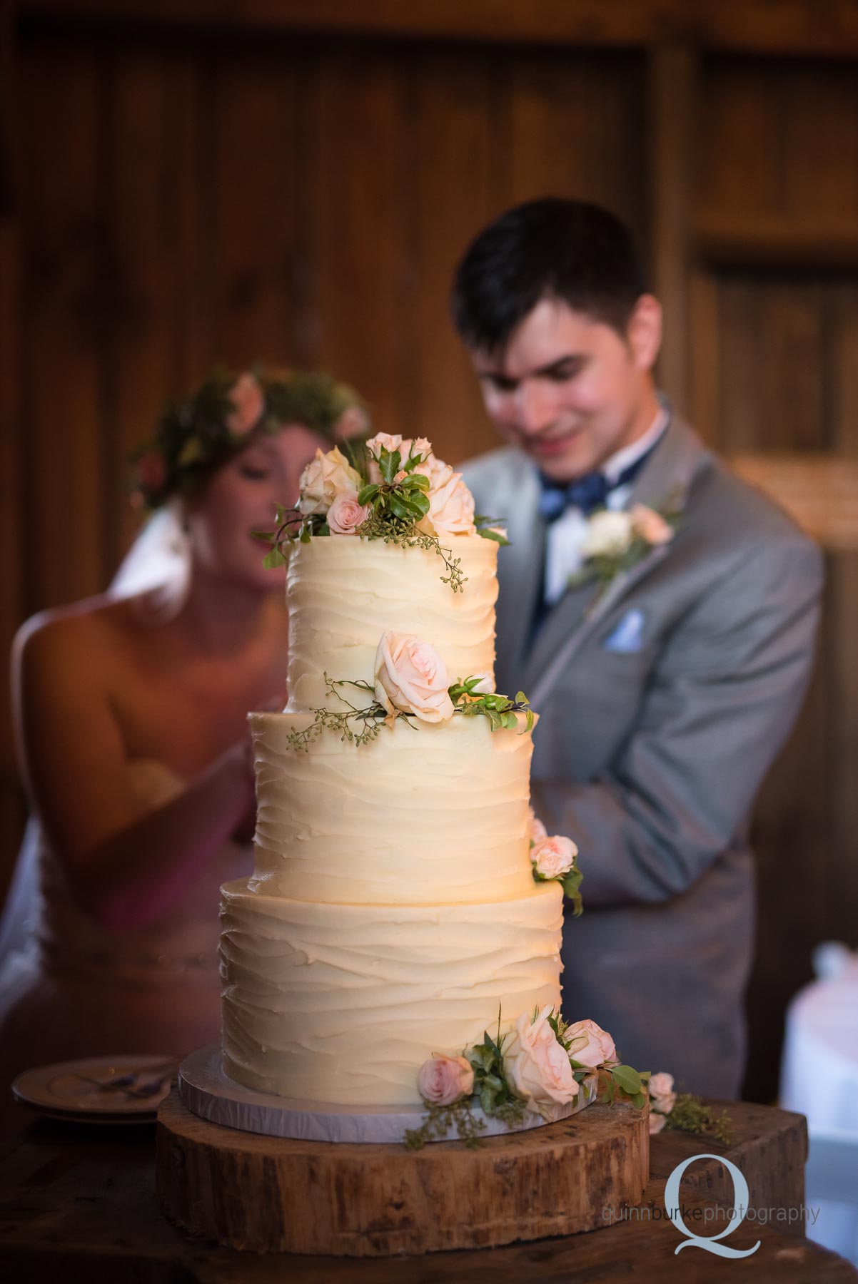 rose cake cutting oregon barn wedding